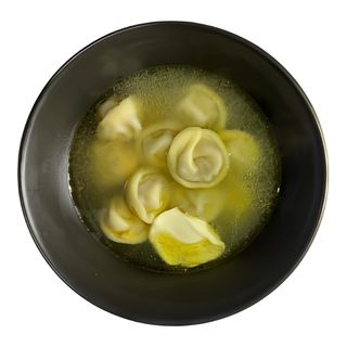 Домашние пельмени с бульоном