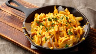 Patatas con queso fundido