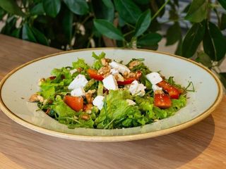 Салат овочевий з песто