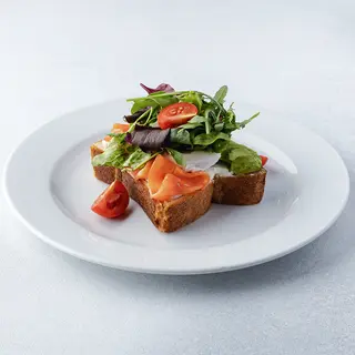 Бріош з авокадо і лососем (230г)