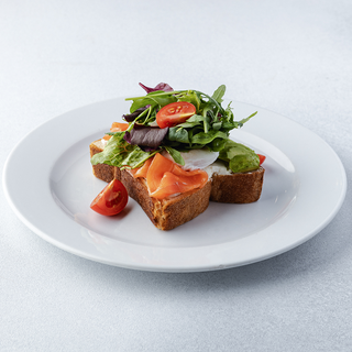 Бріош з авокадо і лососем (230г)