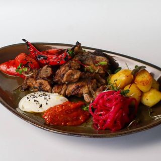 Свинина гриль з овочами та соусом аджика (200/150/80)