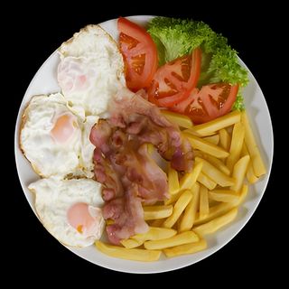 Jaja sa dimljenom roštilj kobasicom