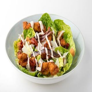Ensalada Cesar Con Pollo Crujiente