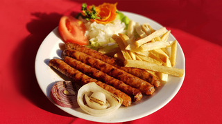 Roštiljske dimljene kobasice sa pomfritom