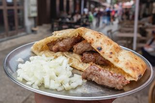 Ćevapi 5 komada s dimljenom kobasicom