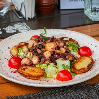 Salata calda de caracatita