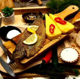 Pastrav prajit cu mamaliguta si mujdei