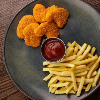 Курячі нагетси та картопля фрі (270г)