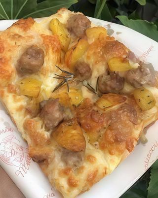 Focaccia con salsiccia patate al forno e provola