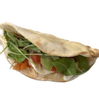 Fagottino al forno con mozzarella fresca, pomodoro e rucola