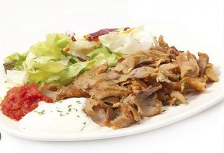 Plato con ensalada y salsa