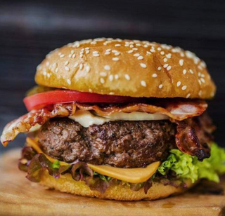 La Clásica Cheeseburger