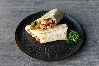 WRAP Z JAJKIEM GOTOWANYM I KURCZAKIEM