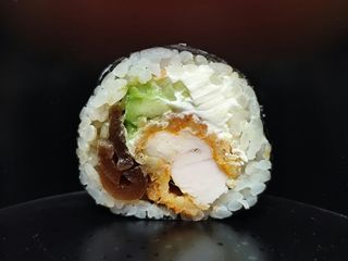 Futomaki kurczak w panko, serek, awokado, ogórek 6 szt.