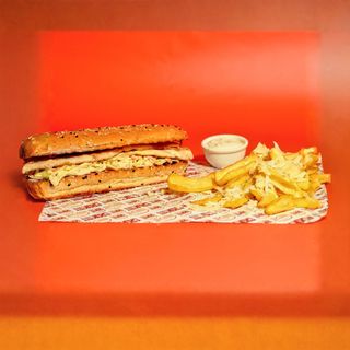 Sandwich cu pui la grill și coleslaw