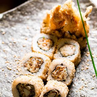 70.Soft Shell Crab Roll (8p)