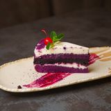 ТОРТА ЛИЛАВО КАДИФЕ С МАСКАРПОНЕ И БОРОВИНКИ (150г)