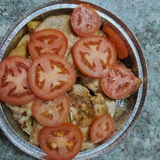 Plato De Pechuga De Pollo Con Patatas Y Tomate