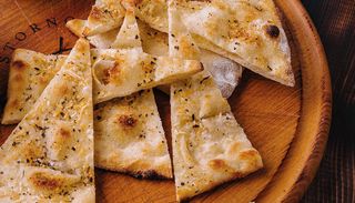 Focaccia cu ierburi si parmezan