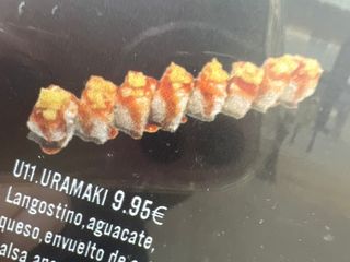 U11. Uramaki Langostino Aguacate Y Queso Envuelto De Salmón (8 Pzs.)