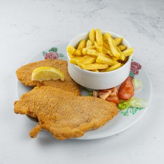 Pohana pileća prsa i pomfrit