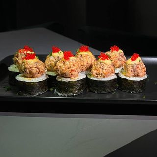 Rollo con salmon cocido y omelet