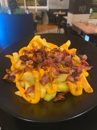 Patatas Fritas Con Bacón Queso