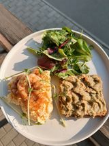 Скрембл з гуакамоле та креветкою 