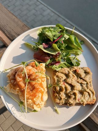 Скрембл з гуакамоле та креветкою 