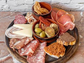 Antipasto toscano con crostini