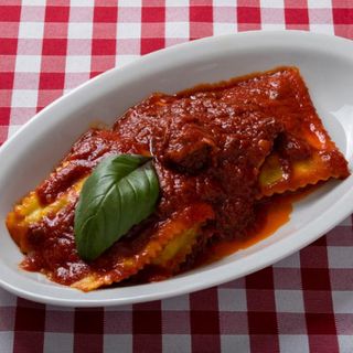 Ravioli al ragù ripieni di ricotta e spinaci 