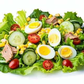 Ensalada De Lechuga, Tomate Cherri, Pepino, Atún, Maíz Dulce, Huevo