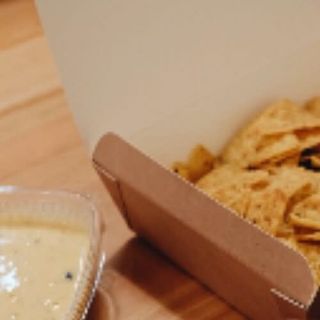 Totopos con Salsa de Queso