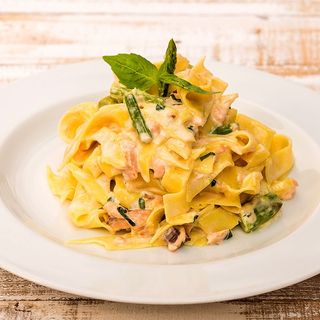 Tagliatele cu somon si sparanghel