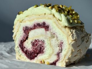 Фісташково-меренговий рулет (120g)