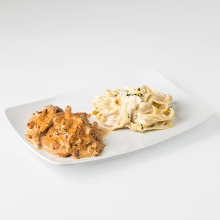  EMINCE DE VOLAILLE A LA CRÈME ET CHAMPIGNONS 