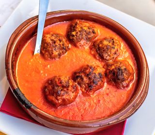 Albóndigas De Ternera Hechas En Casa En Salsa Servidas Con Focaccia