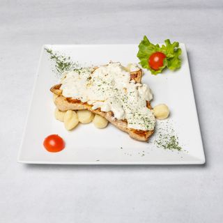 Pileći file u umaku i tjestenina