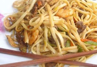 28. Tallarines Fritos Tres Delicias