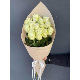 15 білих троянд з пакуванням