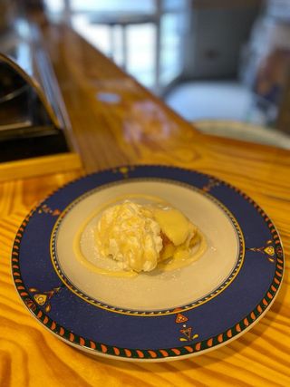 Torrija en pan brioche, crema pastelera y chocolate