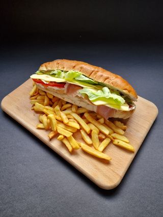 Sendvič prsuta sir pomfrit 450g