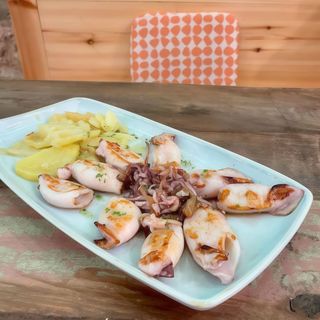 Txipirones A La Plancha Con Cebolla Caramelizada