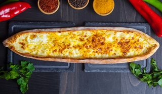 Pizza na turski način sa jajetom i sirom - Yumurtalı  kaşarlı pide