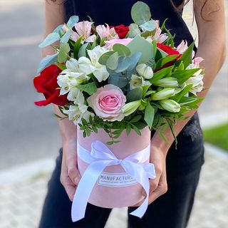 Cutie cu trandafiri și alstroemeria