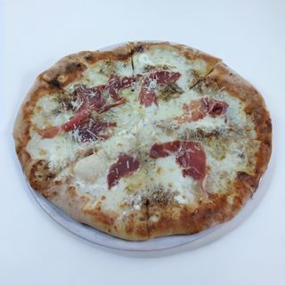 Pizza crema di noci, mozzarella, panna, prosciutto crudo e scaglie di parmigiano