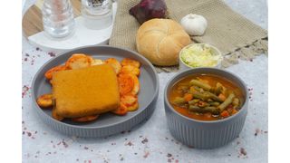 Supa de fasole verde,cascaval pane cu pesmet auriu,rondele crocante de cartofi,salata de varza alba,chifla