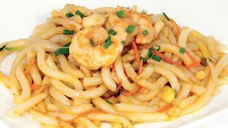 206 Udon saltati con verdure e gamberi