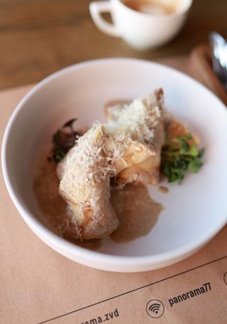 Млинці з лісовими грибами, куркою гриль та грибним кремом